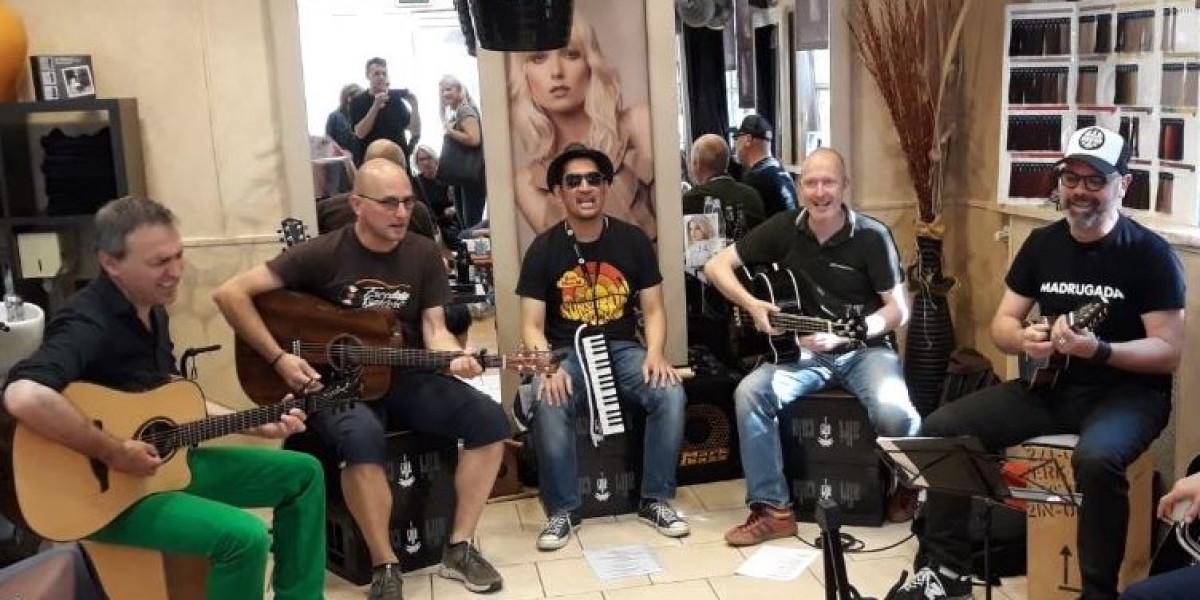 5 Musiker spielen sitzend im Friseursalon und im Spiegel dahinter sieht man etwas Publikum