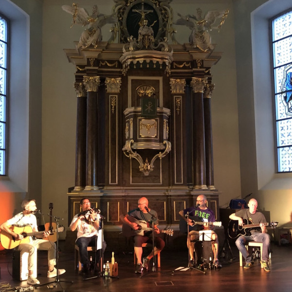 Die Corduroys spielen im Chor vor dem imposanten Hochaltar der Johanniskirche in Bornheim