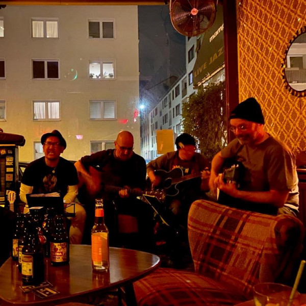 5 Corduroys innen vor großer Schaufensterscheibe; Wohnzimmeratmosphäre