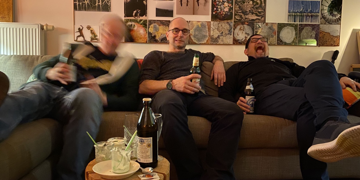 3 Jungs machen faxen auf einem Sofa