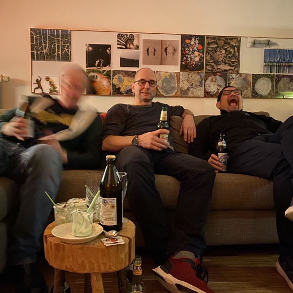 3 Jungs machen faxen auf einem Sofa