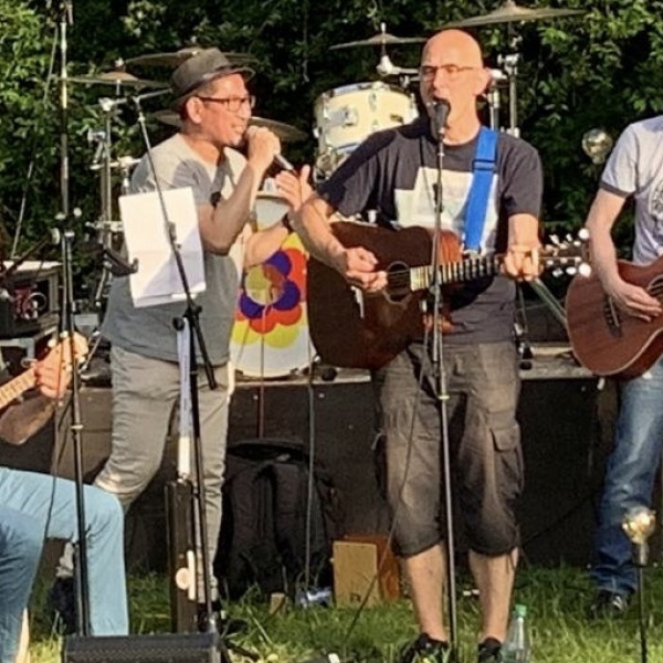 Bandauftritt in Wiese und Sonne