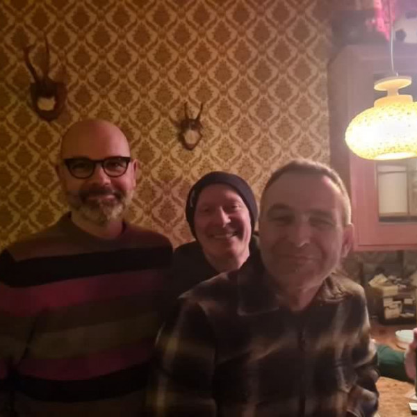 3 Jungs vor Retrotapete mit Geweihen