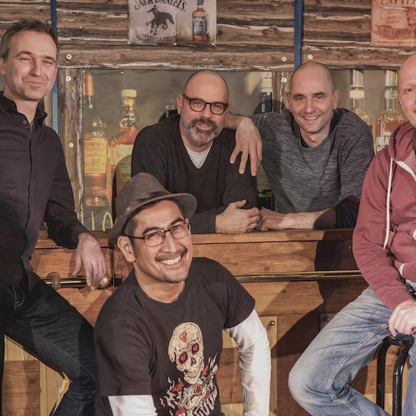 Die Corduroy Bande in der Kulisse des Theaterstücks, eine Westernbar