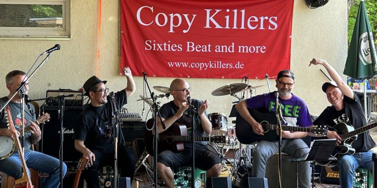 5 Jungs auf der Bühne haben Spaß