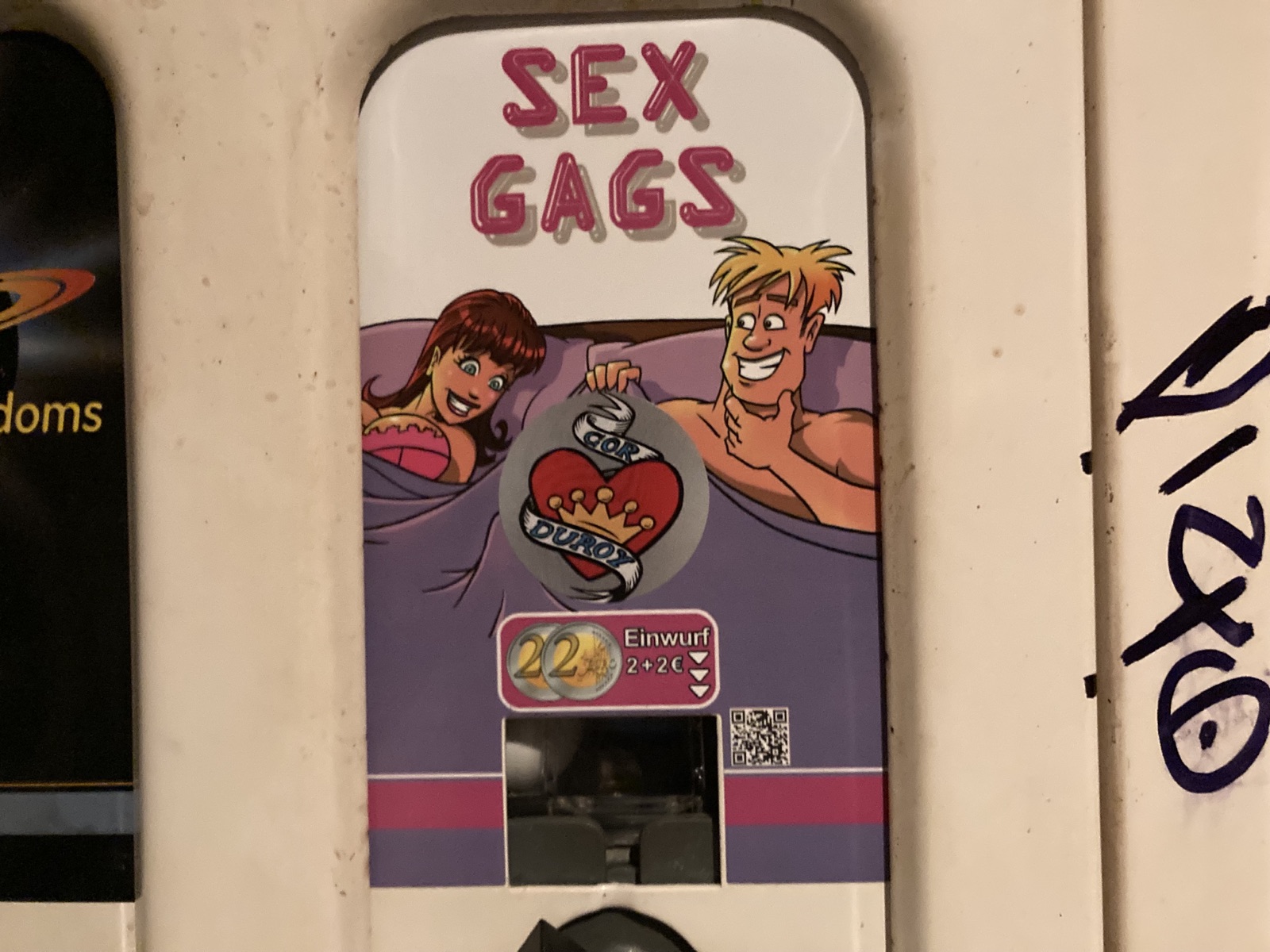 Corduroy Logo Sticker auf einem Condomautomaten mit 