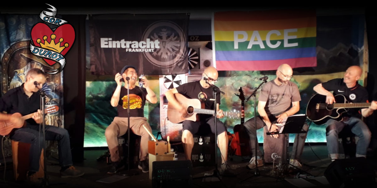 Corduroy hat Spaß on stage, im Hintergrund Eintracht Frankfurt und PACE Flaggen.